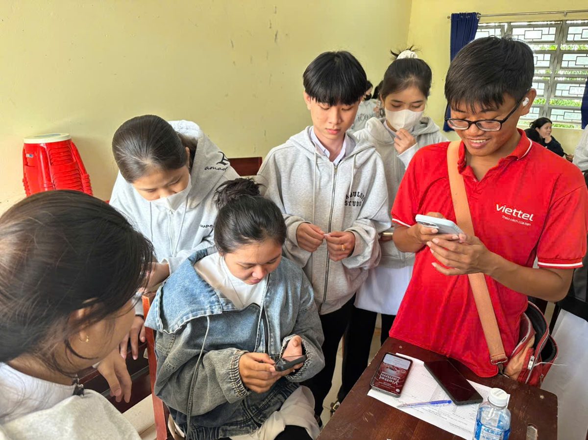 Các em học sinh hào hứng trải nghiệm ứng dụng Tammi