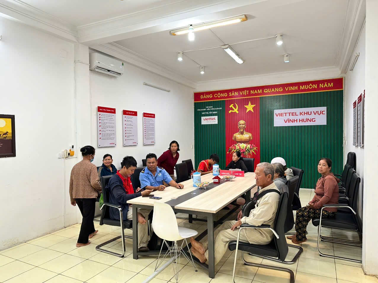 Nhân viên Viettel kiên nhẫn hướng dẫn từng trường hợp cụ thể