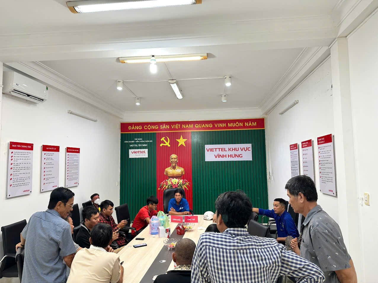 Buổi gặp gỡ, hướng dẫn bà con tại văn phòng Viettel Khu Vực Vĩnh Hưng