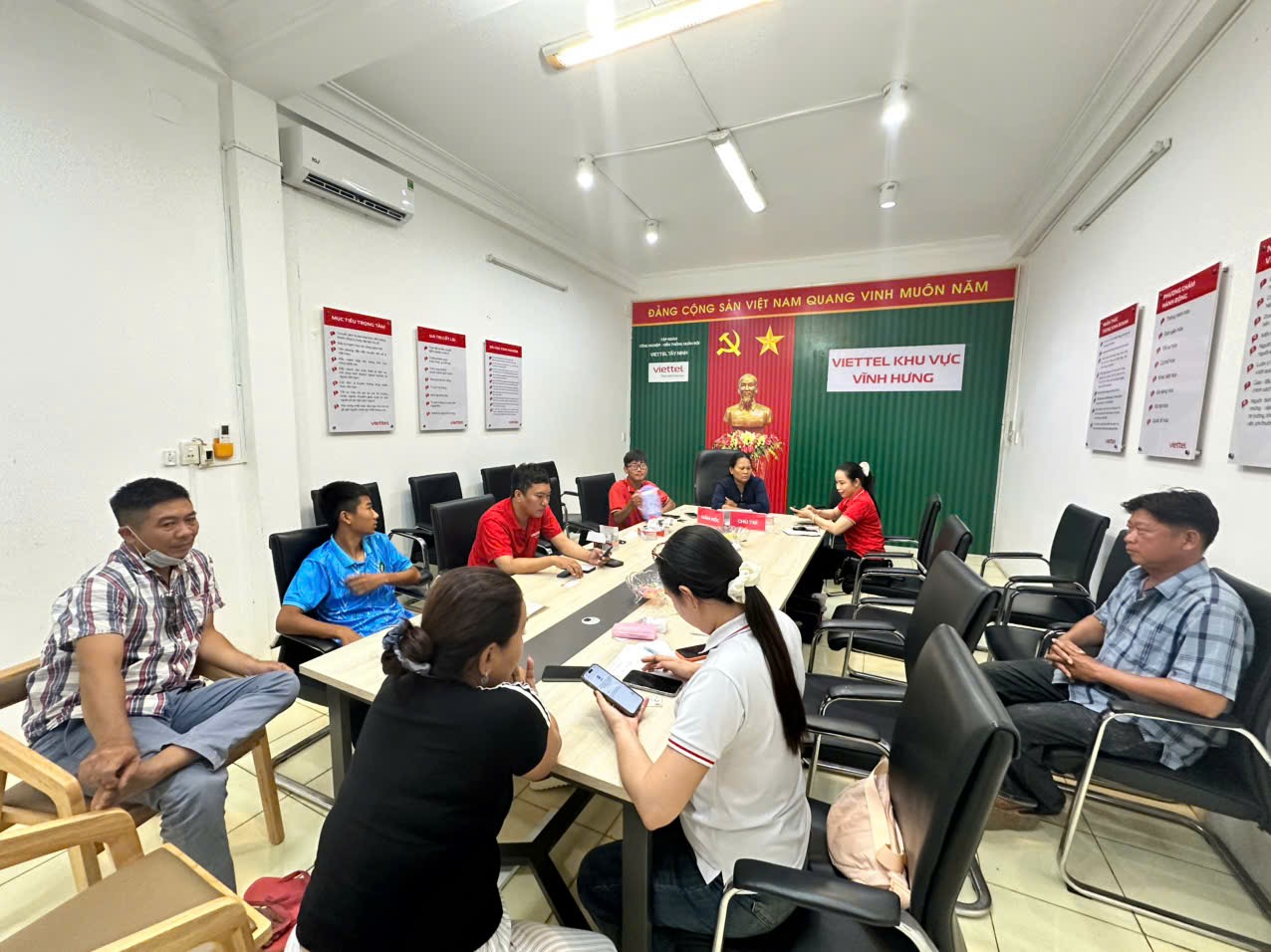 Không khí gần gũi, thân thiện tại mỗi buổi hỗ trợ bà con