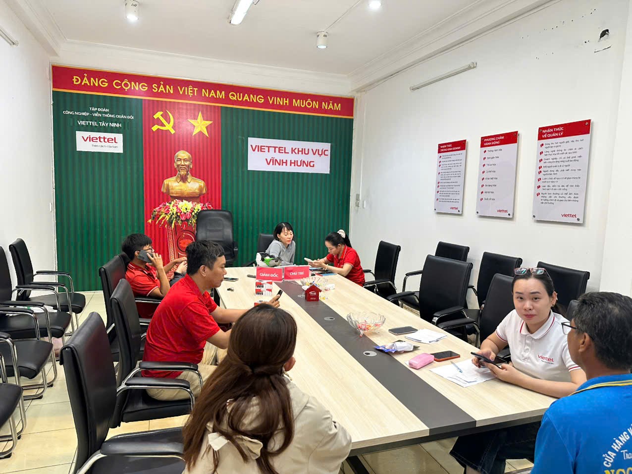 Đội ngũ nhân viên trực tiếp hỗ trợ, giải đáp thắc mắc cho khách hàng